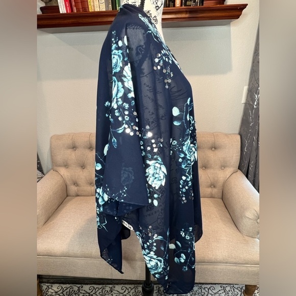 D16.14 Vince Camuto Navy Blue Sheer Floral Kimono Wrap O/S - Picture 4 of 6